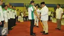 Ketua Umum Partai Gerindra Prabowo Subianto melantik Sandiaga Uno sebagai ketua DPP Asosiasi Pedagang Pasar Seluruh Indonesia (APPSI) di Jakarta, Selasa (22/3). Sandiaga Uno mengantikan Prabowo yang sebelumnya menjadi APPSI. (Liputan6.com/Gempur M Surya)