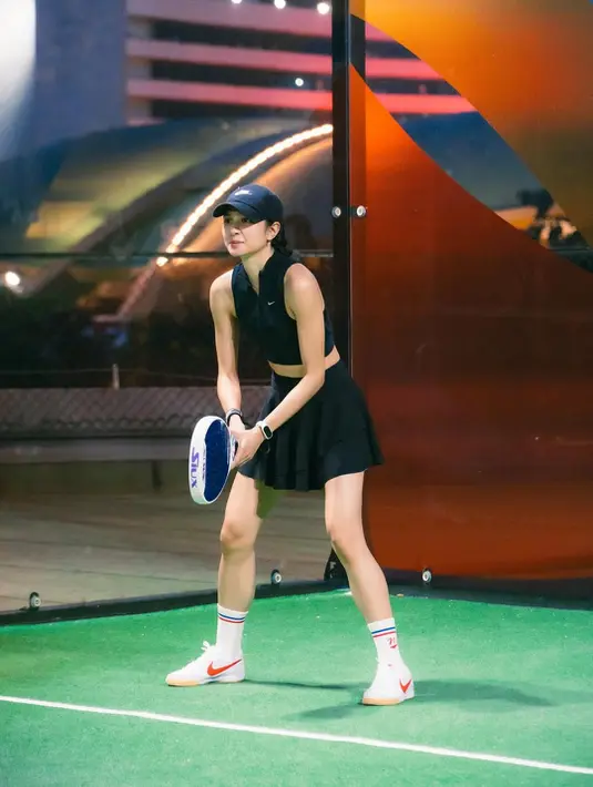 Aktris sekaligus penyanyi ini membagikan potret dirinya saat beraksi di lapangan padel, dan seperti biasa, penampilannya tetap mencuri perhatian. [@miktambayong].