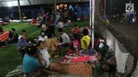Warga korban Tsunami Anyer mengungsi di lapangan futsal Labuan, Banten, Minggu (23/12). Akibat adanya pengungsi, petugas medis dan Dinas Sosial dikerahkan untuk menangani pengungsi. (Liputan6.com/Angga Yuniar)