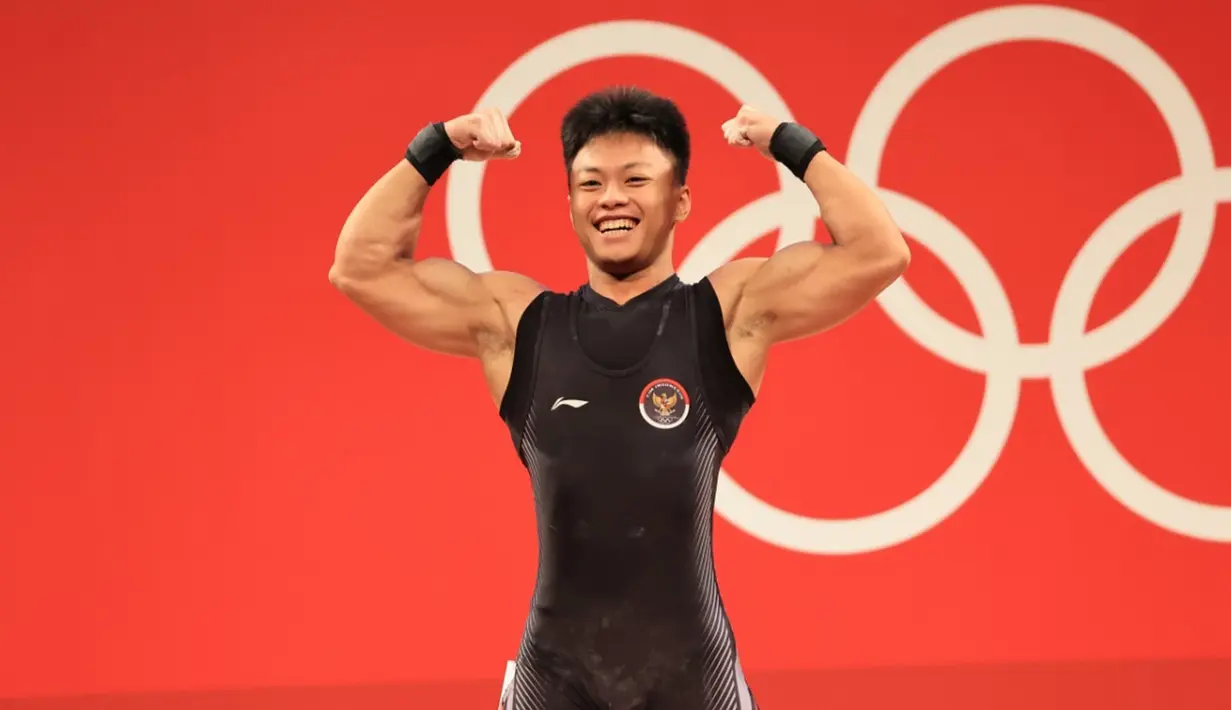 Lifter Indonesia Rahmat Erwin Abdullah melakukan selebrasi saat berlaga dalam cabang olahraga angkat besi 73 kg putra pada Olimpiade Tokyo 2020 di Tokyo, Jepang, Rabu (28/7/2021). Rahmat Erwin Abdullah berhasil menyumbang medali perunggu untuk Indonesia. (Dok NOC Indonesia)