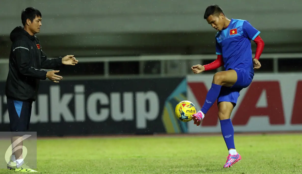 Pemain Timnas Vietnam berlatih mengendalikan bola saat latihan jelang laga pertama semifinal Piala AFF 2016 di Stadion Pakansari, Bogor (2/12). Vietnam akan melakoni laga melawan tuan rumah Indonesia, Sabtu (3/12). (Liputan6.com/Helmi Fithriansyah)
