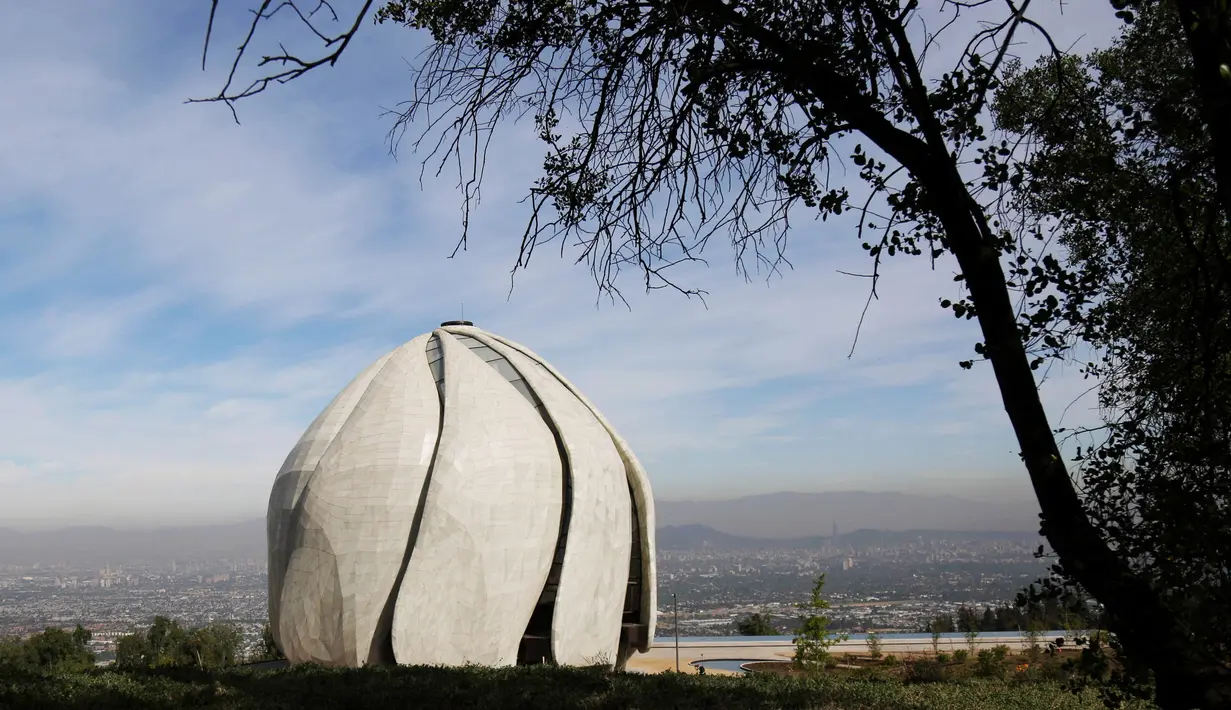 Pemandangan rumah ibadah umat Baha'i yang berdiri di pinggiran Santiago, Chile, Rabu (13/10). Bahai adalah agama monoteistik yang menekankan pada kesatuan spiritual bagi seluruh umat manusia. (Reuters/Pablo Sanhueza)