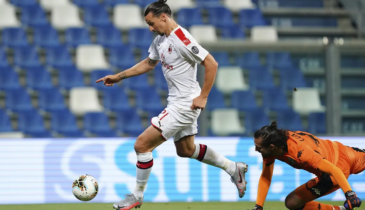 Striker AC Milan, Zlatan Ibrahimovic, berusaha mencetak gol ke gawang Sassuolo pada laga lanjutan Serie A pekan ke-35 di Mapei Stadium, Rabu (22/7/2020) dini hari WIB. AC Milan menang 2-1 atas Sassuolo. (Spada/LaPresse via AP)