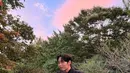 Membuat netizen semakin gemas dengan pose keduanya yang tampil bak pasangan. Masih dengan hanbok yang sama, Lee Jae Wook berdiri tepat di belakang Go Yoon Jung yang berpose memegang kedua pipinya. Foto: Instagram.