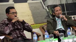 Anggota Komisi V DPR dan Sekretaris Fraksi PKB, Jazilul Fawaid (kiri) dan anggota FPDI-P, Randy Lamajido berbicara dalam diskusi Forum Legeslasi bertajuk "RUU Jasa Konstruksi " di Jakarta, Selasa (30/3/2015). (Liputan6.com/Helmi Afandi)