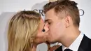 Aktris Paris Hilton berciuman dengan tunangannya Chris Zylka saat tiba menghadiri Pesta de Grisogono di sela-sela Festival Film Cannes ke-71 di Villa des Oliviers di Cap d'Antibes, Cannes, Prancis (15/5). (AFP Photo/Yann Coatsaliou)