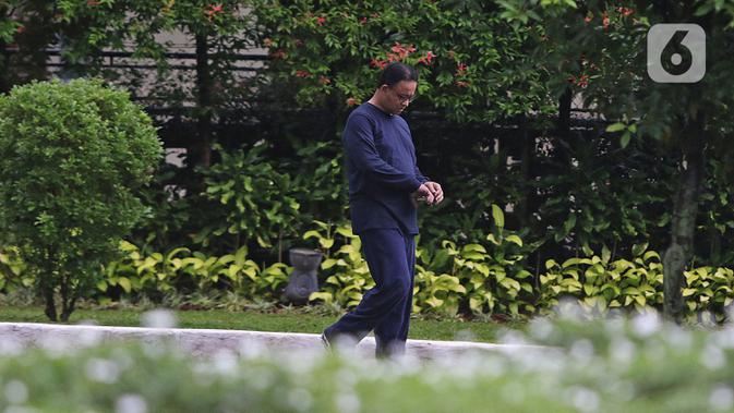 Gubernur DKI Jakarta Anies Baswedan saat berolahraga di halaman rumah dinas, Menteng, Jakarta Pusat, Kamis (3/12/2020). Anies Baswedan yang masih melakukan isolasi mandiri di rumah dinas gubernur karena positif Covid-19 menyempatkan diri untuk berolahraga pada pagi ini (Liputan6.com/Herman zakharia)