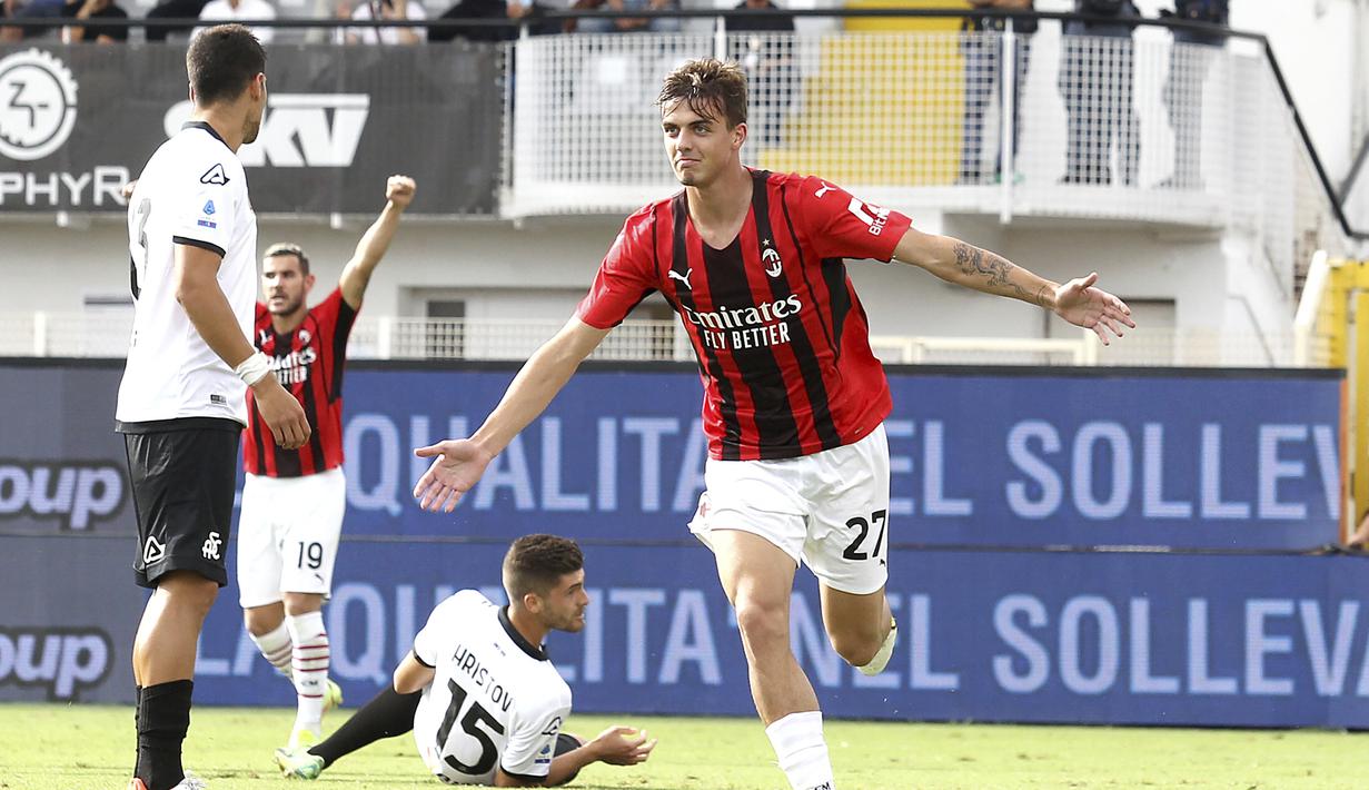 Pada babak kedua AC Milan unggul 1-0 di menit ke-48. Sundulan Daniel Maldini usai menerima umpan Pierre Kalulu sukses menaklukkan kiper Spezia, Jeroen Zoet. (LaPresse via AP/Tano Pecoraro)