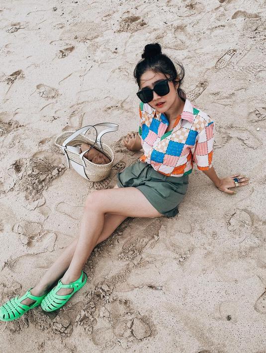 Kacamata menjadi salah satu fashion item yang tak boleh dilewatkan bagi wanita 26 tahun ini saat berlibur. (FOTO: instagram.com/febbyrastanty/)