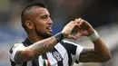 Arturo Vidal. Gelandang Cile berusia 34 tahun ini didatangkan Juventus dari Bayer Leverkusen pada awal musim 2011/2012 dengan nilai transfer 10,5 juta euro. Total 4 musim memperkuat Juventus hingga 2014/2015, ia tampil dalam 171 laga dengan torehan 48 gol dan 25 assist. (AFP/Marco Bertorello)