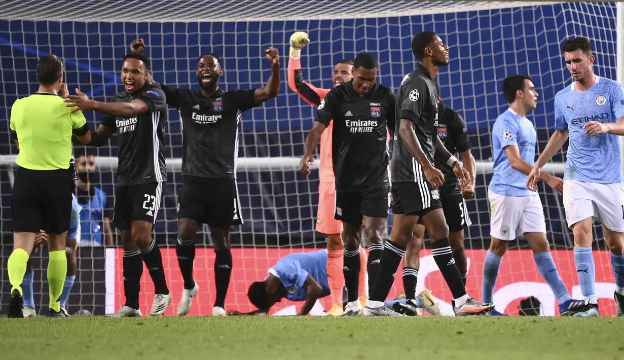 Para pemain Lyon melakukan selebrasi usai menaklukkan Manchester City pada perempat final Liga Champions di Stadion Jose Alvalade, Sabtu (15/8/2020). Lyon menang 3-1 atas Manchester City. (Franck Fife/Pool Photo via AP)