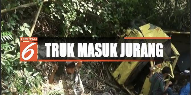 Truk Angkut Peralatan Konser Tunggal Musik Kawinan Masuk Jurang