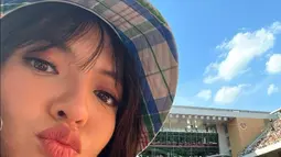 Raline Shah belakangan kerap berfoto selfie di berbagai acara. Tak ketinggalan Raline Shah yang kini punya banyak kenalan artis dan orang ternama di Eropa. Raline Shah seolah tak ingin melewatkan momen spesial saat idola bertanding tenis. (Liputan6.com/IG/ralineshah)