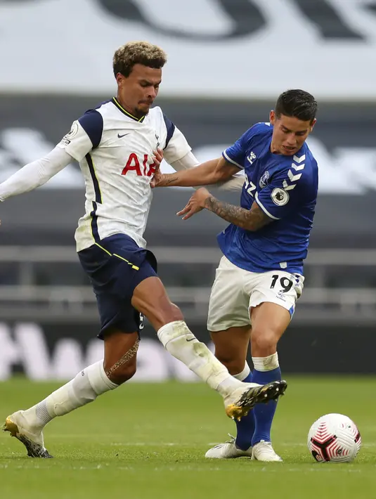 Gelandang Everton, James Rodriguez berebut bola dengan gelandang Totttenham Hotspur, Dele Alli pada pertandinga Liga Inggris di i Stadion Tottenham Hotspur di London, Minggu, (13/9/2020). Everton menang 1-0 atas Totttenham. (Cath Ivill/Pool via AP)