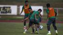 Pemain Timnas Indonesia U-22. Evan Dimas, berusaha melewati Ezra Walian saat latihan di Stadion UKM, Selangor, Senin (14/8/2017). Ini merupakan latihan terakhir jelang laga SEA Games melawan Thailand. (Bola.com/Vitalis Yogi Trisna)