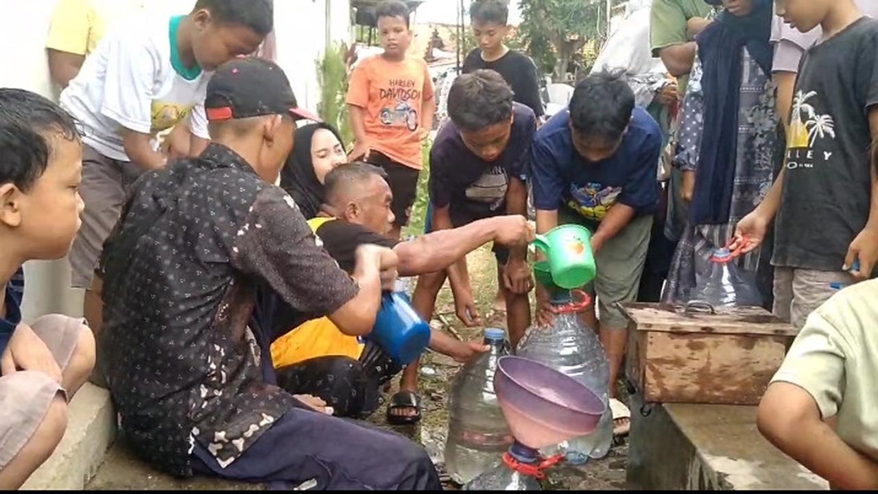 warga pekalongan berebut air 'keramat'