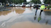 Genangan air terlihat merendam jalan di depan Istana Merdeka, Jakarta, Selasa (9/2). Hujan deras yang mengguyur kota Jakarta membuat sejumlah jalan protokol tergenang air. (Liputan6.com/Immanuel Antonius)