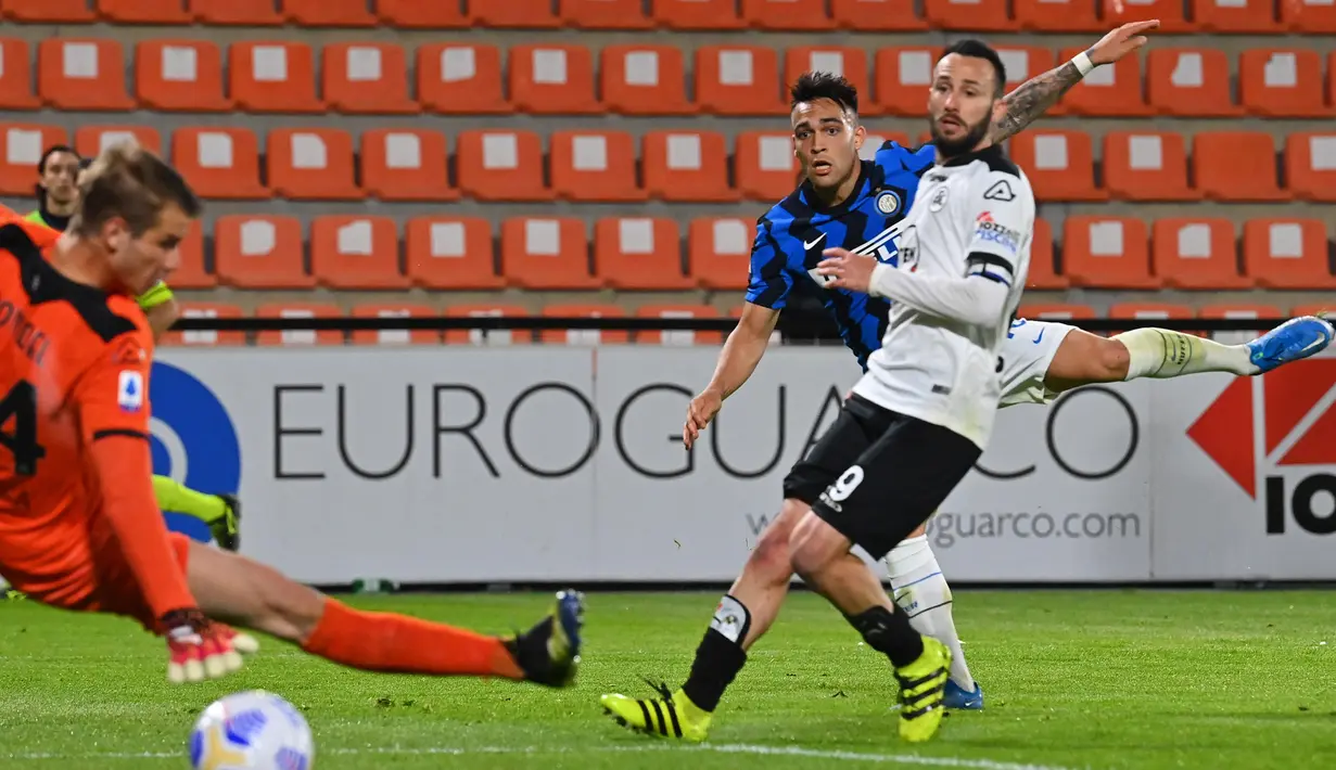 Pemain Inter Milan Lautaro Martinez (kedua kanan) mencetak gol ke gawang Spezia yang kemudian dibatalkan karena offside pada pertandingan Serie A Liga Italia di Stadion Alberto-Picco, La Spezia, Italia, Rabu (21/4/2021). Pertandingan berakhir dengan skor 1-1. (ANDREAS SOLARO/AFP)