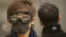 Awan tebal menyelimuti ibu kota China di mana indeks kualitas udara PM10, partikel polusi yang berdiameter kurang dari 10 mikrometer dan dapat masuk melalui hidung lalu masuk ke paru-paru. (AP Photo/Mark Schiefelbein)