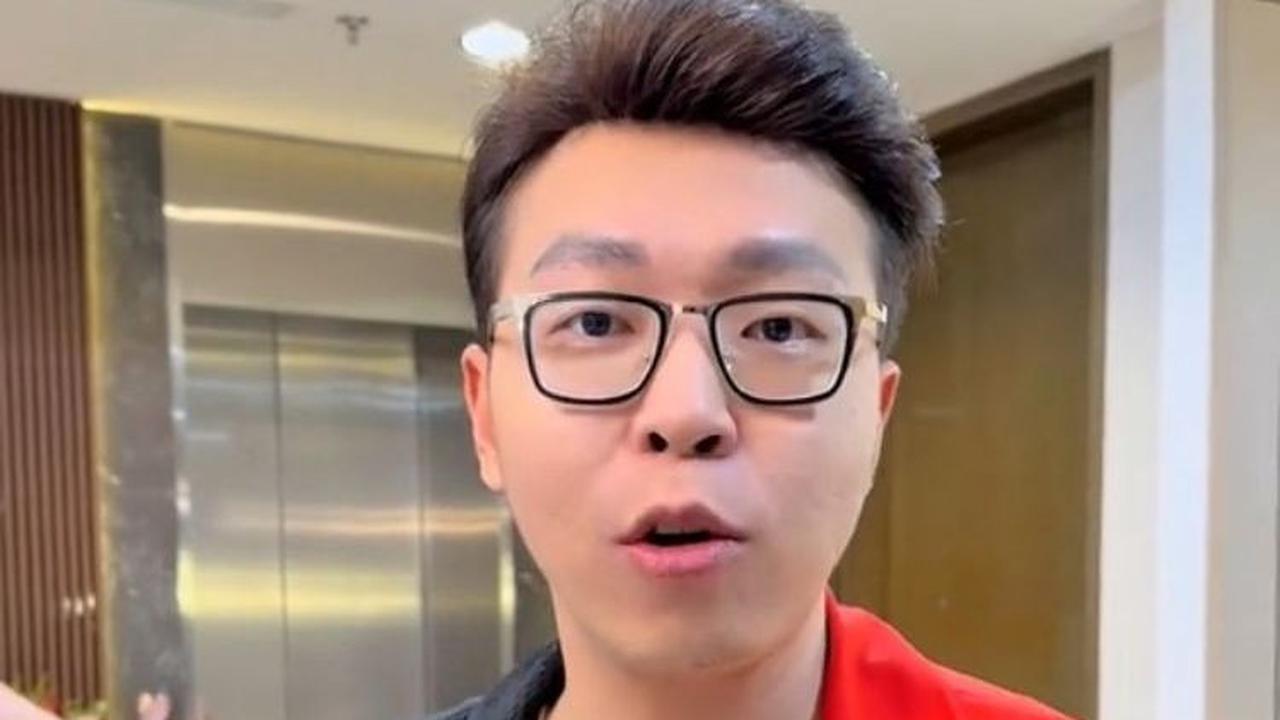 Di awal video, dr. Richard Lee tampak sedang menonton video saat Farida Nurhan menertawakan fisik Codeblu.<br>"Dari pagi ya fyp gue Codeblu, Codeblu, yang mana sih orangnya? Ini," ucapnya.