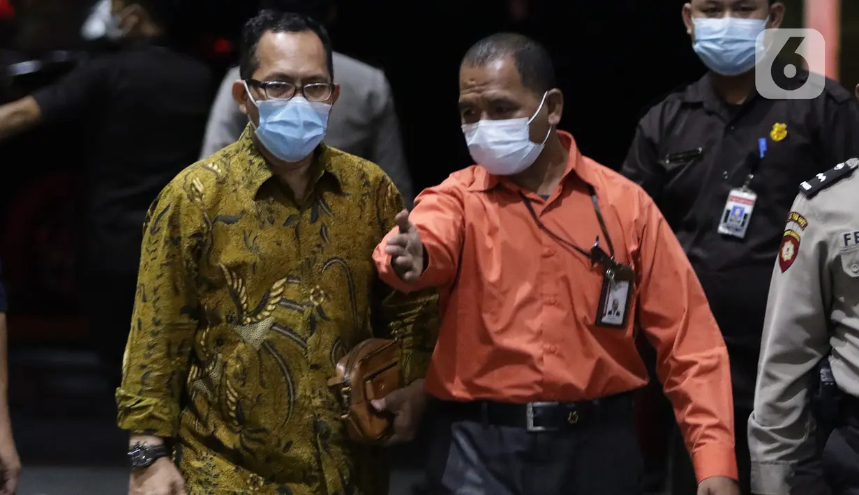 Hakim Pengadilan Negeri Surabaya, Itong Isnaeni Hidayat (kiri) saat tiba di gedung KPK, Jakarta, Kamis (20/1/2022). Komisi Pemberantasan Korupsi menangkap hakim Pengadilan Negeri Surabaya, Itong Isnaeni Hidayat dalam operasi tangkap tangan (OTT) Kamis (20/1) pagi. (Liputan6.com/Helmi Fithriansyah)