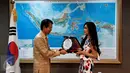 Artis seni peran, Sandra Dewi menerima penghargaan dari Dubes Korsel untuk Indonesia Cho Taiyoung  atas partisipasinya memperkenalkan budaya Korsel di Indonesia, dalam sebuah acara ramah tamah di Jakarta, Kamis (10/12). (Liputan6.com/Johan Tallo)