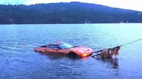 Chevrolet Corvette Z06 saat dievakuasi dari dasar danau (The Drive)