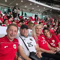 Lihat di sini gaya Jennifer Coppen pakai jersey bertuliskan nama kekasih, Justin Hubner saat nonton laga Indonesia vs China. [@jennifercoppenreal20].
