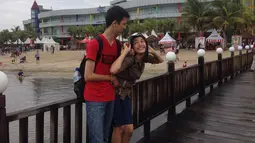 Mawar Eva dan Budi Floris terlihat beberapa kali menghabiskan liburan bersama. Mereka terlihat sangat bahagia saat berlibur bersama di Pantai Ancol. (Liputan6.com/IG/@mawar_eva)
