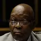 Mantan Presiden Afrika Selatan Jacob Zuma saat menjalani persidangan kasus korupsi di Pengadilan Tinggi di Pietermaritzburg (23/5/2019). Tuduhan korupsi tersebut menyebabkan Zuma dipaksa mundur dari posisinya sebagai presiden pada bulan Februari lalu. (AFP Photo/Themba Hadebe)