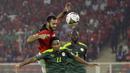 Striker Mesir, Marwan Hamdi (atas) berduel udara dengan bek Senegal, Abdou Diallo dalam laga final Piala Afrika 2021 di Stade d'Olembe, Yaounde, Kamerun (6/2/2022). (AP/Sunday Alamba)