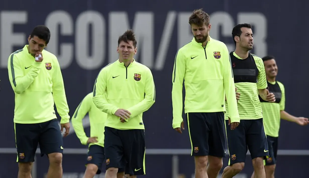 Pemain-pemain Barcelona tampak sedang serius berlatih mempersiapkan diri meghadapi Bayern Muenchen. (AFP PHOTO/ LLUIS GENE)