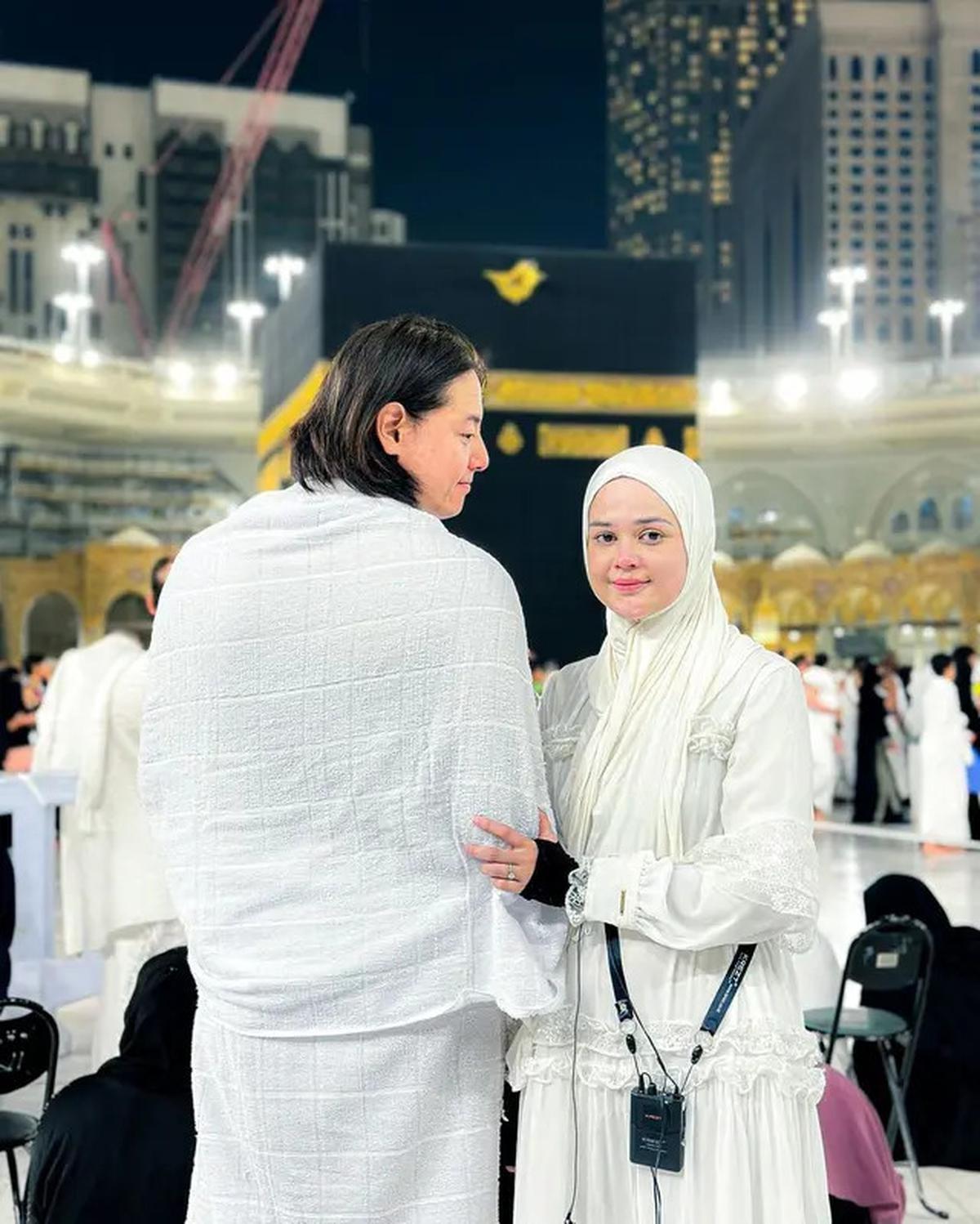 6 Potret Roger Danuarta dan Cut Meyriska Jalani Umrah, Khusyuk di Depan Ka'bah