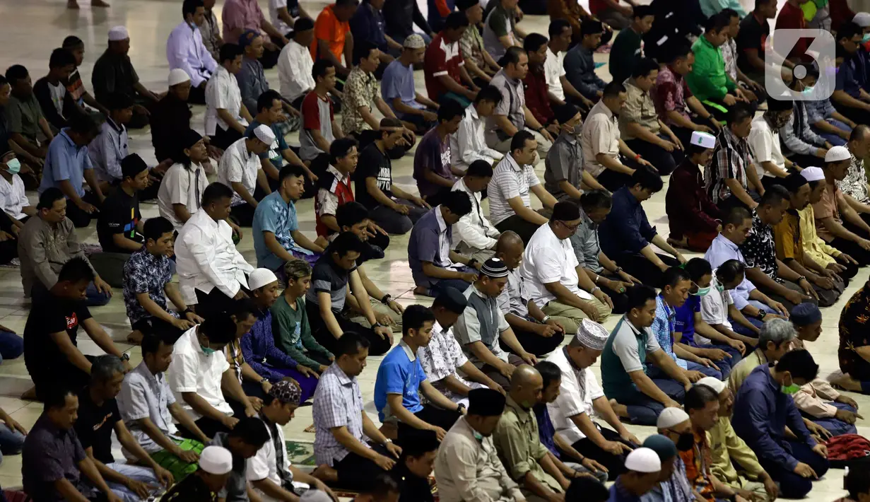 Umat Muslim menunaikan Salat Dhuzur di Masjid Istiqlal, Jakarta, Jumat (20/3/2020). Masjid Istiqlal memutuskan menunda pelaksanaan salat Jumat selama 2 pekan ke depan. Hal itu dilakukan untuk mencegah penyebaran virus Corona (COVID-19) yang semakin masif di DKI Jakarta. (Liputan6.com/Johan Tallo)