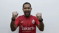 Kapten Persija Jakarta, Andritanya Ardhiyasa, bergaya pada BOLA Esports Challenge di Kantor KLY, Jakarta, Jumat (26/6/2020). (Bola.com/Muhammad Iqbal Ichsan).