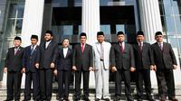 Seluruh hakim MK bersama dengan para staf mengikuti upacara perayaan ulang tahun MK ke-11 di halaman Gedung MK, Jakarta, Rabu (13/8/14). (Liputan6.com/Andrian M Tunay)
