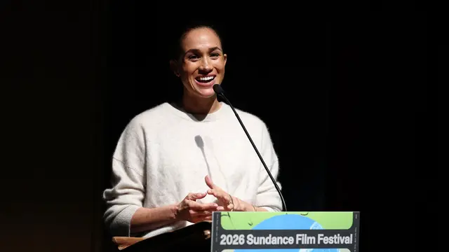Gaya Glamor Meghan Markle Promosi Film Dokumenter, Kursi Seharga Rp115 Juta Tak Laku