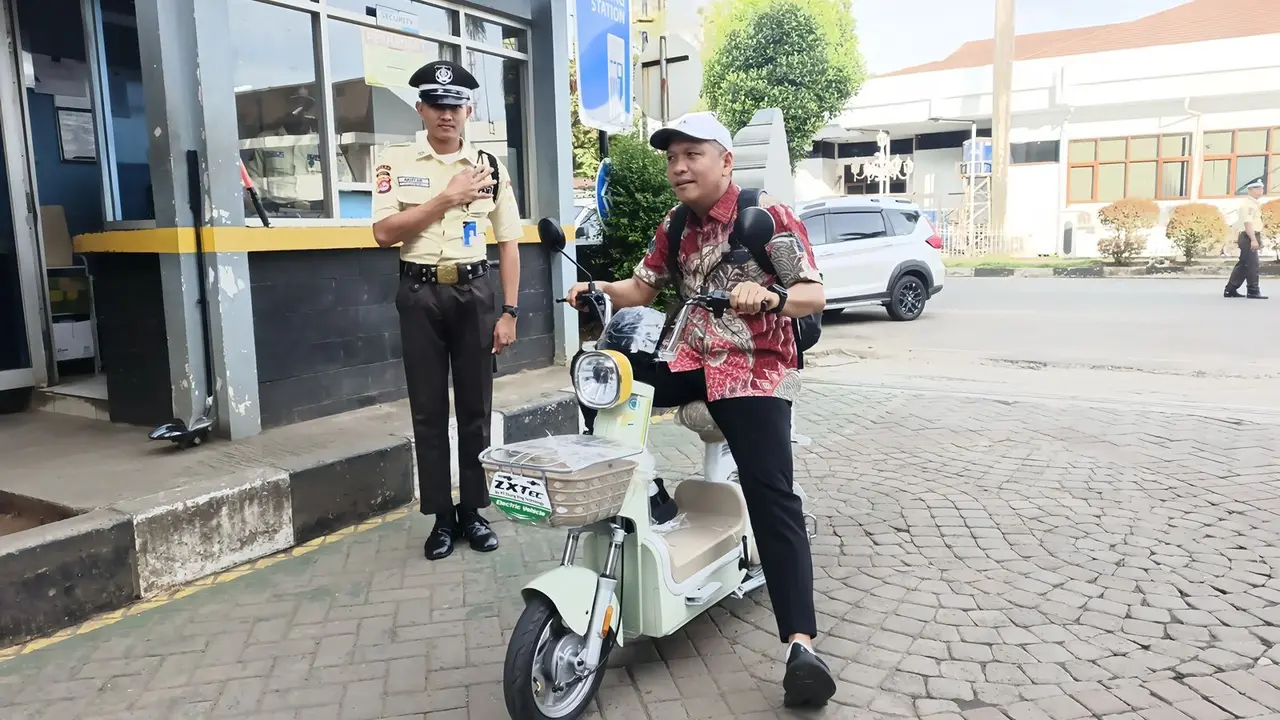 Pegawai BUMN di Serang Ngantor Naik Motor Listrik