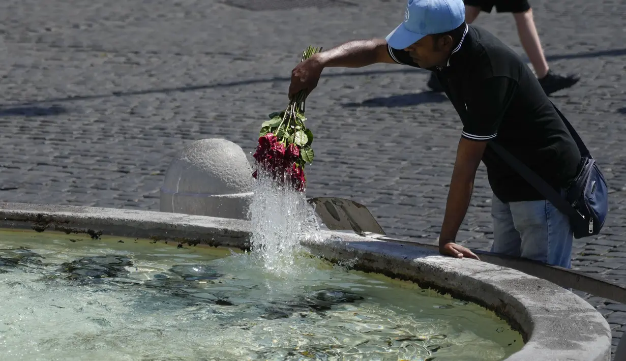 Cuaca panas terburuk terjadi di utara dan tengah Italia, sementara suhu di selatan lebih sesuai dengan rata-rata sepanjang tahun ini. (AP Photo/Gregorio Borgia)