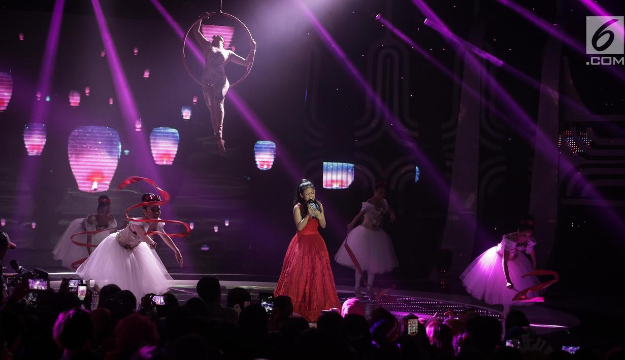 Aksi Putri asal Balikpapan dalam grand final Dangdut Academy 4 atau D'Academy 4 di Studio 5 Indosiar, Jakarta, Jumat (19/5). (Liputan6.com/Faizal Fanani)