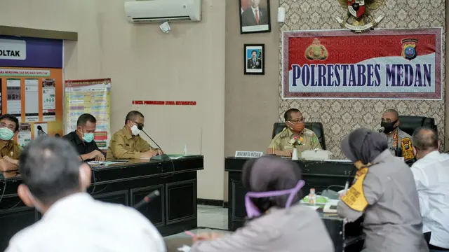 Akhyar Nasution meminta masukan kepada Kapolrestabes Medan, Kombes Pol Jhonny Eddizon Isirr