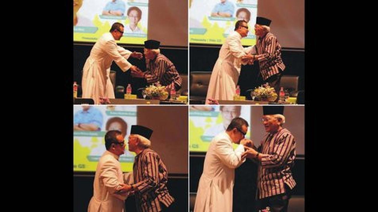 Foto Romo Aloys Purnomo peluk & cium tangan Gus Mus bikin haru