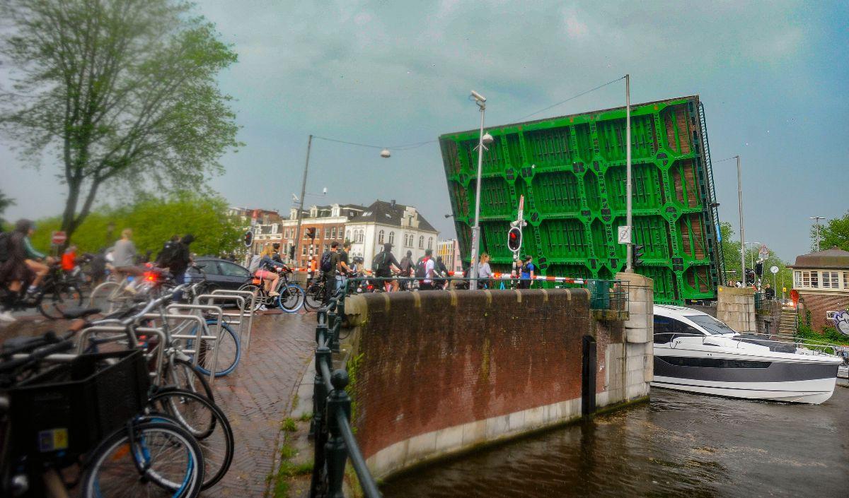 Dengan keindahan kanal-kanalnya yang menakjubkan, Amsterdam menawarkan pengalaman wisata yang tak terlupakan.&nbsp;<br>