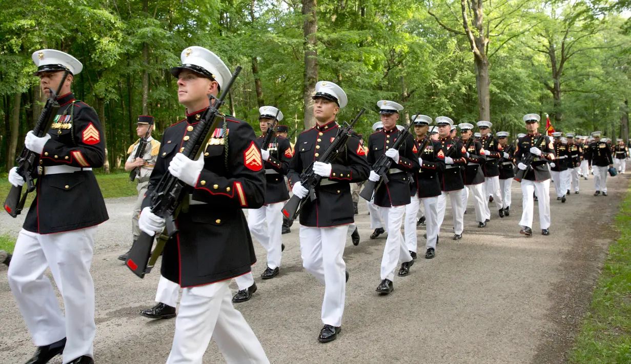 Marinir AS berbaris menuju tempat upacara Hari Peringatan Perang Dunia I di Pemakaman Amerika Aisne-Marne di Belleau, Prancis (27/5). (AP Photo / Virginia Mayo)