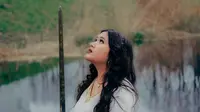 Kamila Batavia Rilis EP The Scent of Camellias, Bungkus Luka Cinta dalam Melodi Melankolis