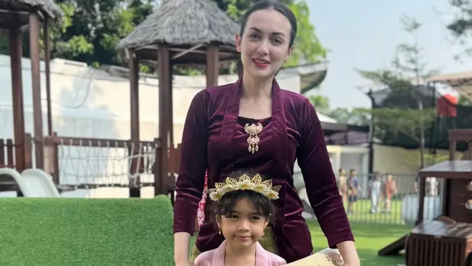 Rianti Cartwright dan Putrinya saat Rayakan Hari Kartini. [@riantic]