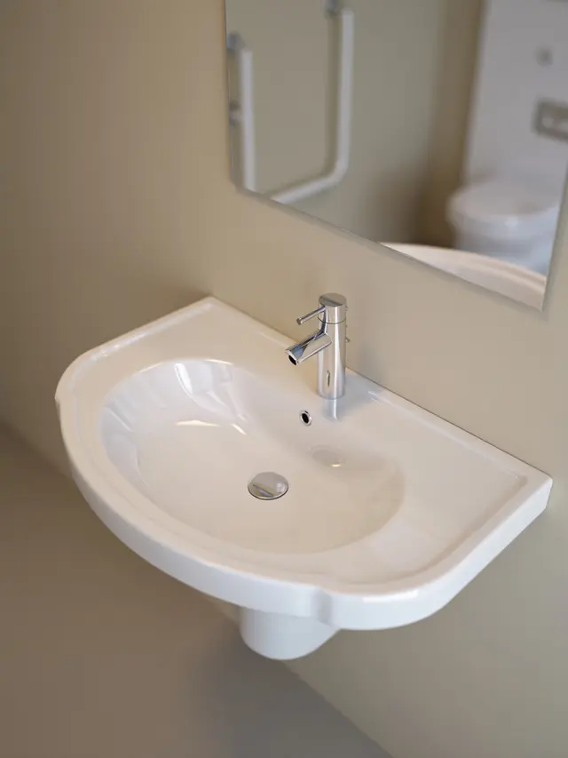 Kamar mandi untuk lansia (Foto: Reve Art AI)
