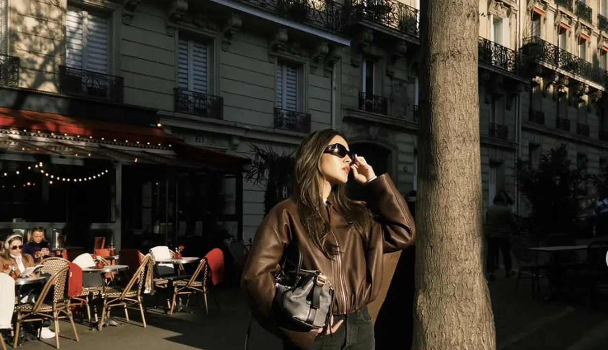 Kali ini, ia memadukan jaket kulit dengan siluet bomber yang dipadukan dengan boyfriend jeans. Sepatu pantofel menambah kesan boyish pada tampilan.  [Instagram/ Raisa]