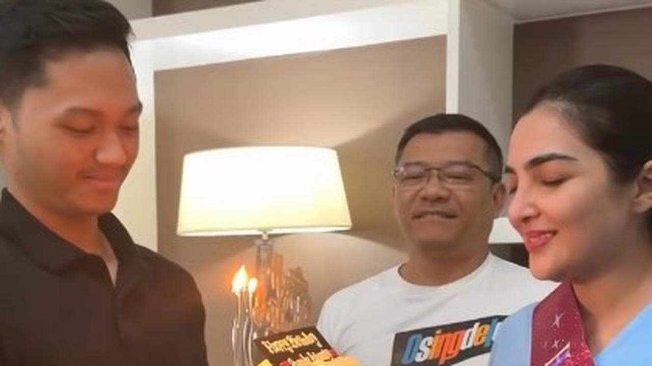 Surprise Ultah ke-41 Ashanty dari Anang Hermansyah dan Azriel, Raut Wajah Bahagia Banget