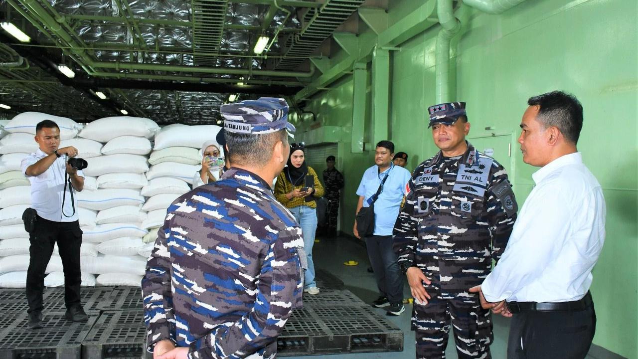 FOTO:  TNI AL Kirim Bantuan Beras ke Nias Melalui Jalur Laut